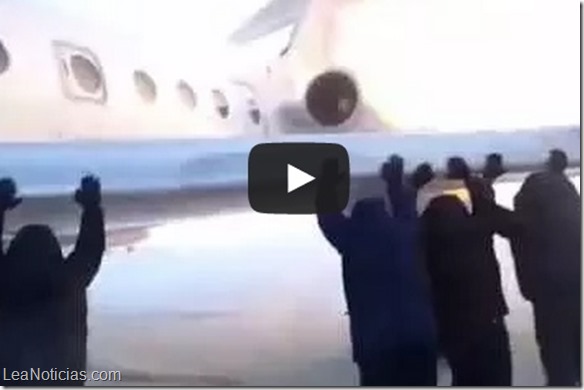 pasajeros empujan avion rusia