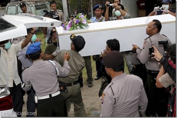 Policias-indonesios-ambulancia-AirAsia-AP_