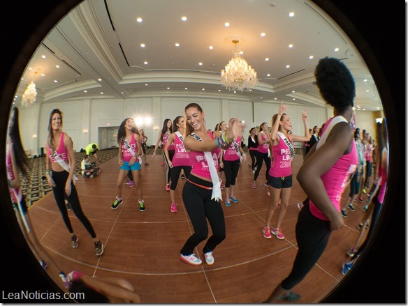 LAS CANDIDATAS A MISS UNIVERSO CALIENTAN MOTORES CON UNA CLASE DE ZUMBA