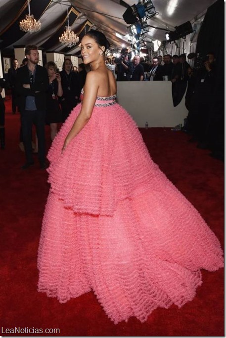 rihanna vestido rosado memes 2