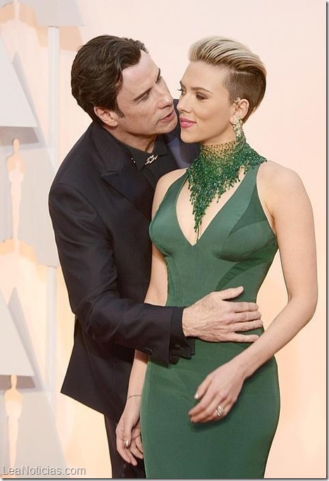 travolta-johansson-beso-2--478x700