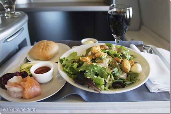 Crees que la comida de avión son papitas y galletas Estas cinco aerolíneas te comprobarán lo contrario