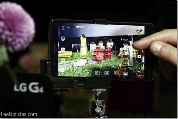 LG G4 un teléfono centrado en la imagen y con pantalla curvada