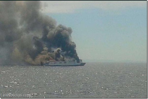 Por incendio, evacuan en alta mar un ferry en España