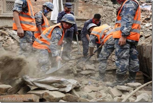 Socorristas trabajan contra reloj para salvar a víctimas del sismo en Nepal