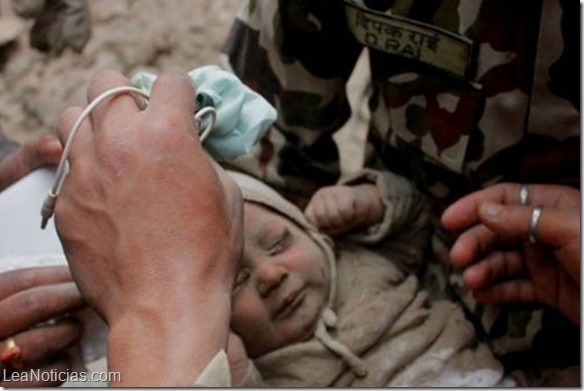 bebe rescatada en nepal