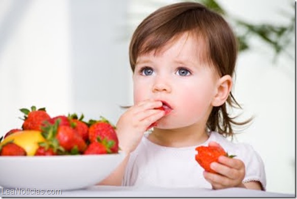 niños comiendo frutass