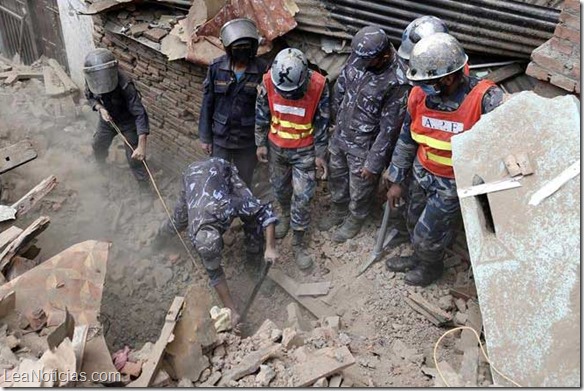 rescate de sobrevivientes en nepal