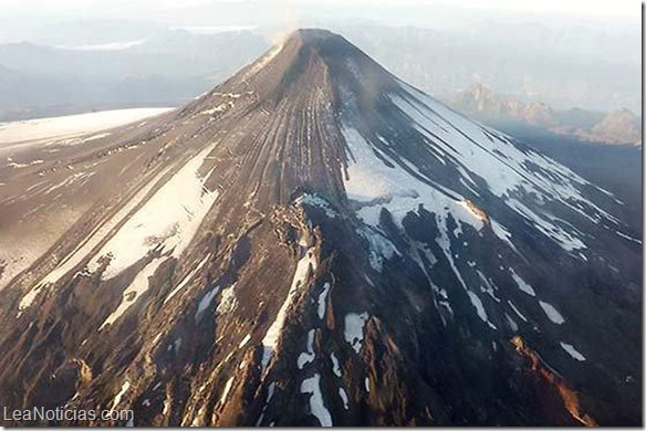 Bajan a naranja la alerta en el volcán chileno Calbuco
