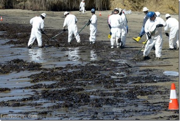 Declaran en emergencia zona costera tras derrame de crudo en California