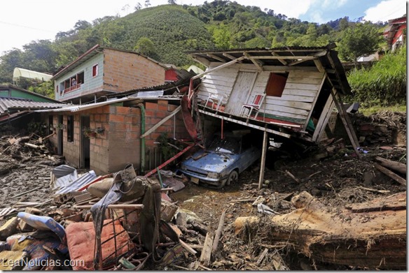 Desalojan zona devastada por deslave en Colombia