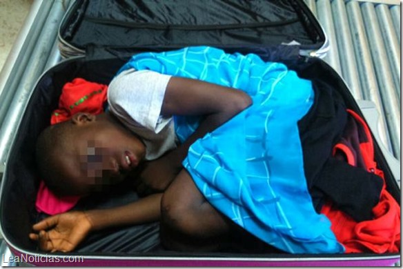 Descubren a un niño africano en una maleta en la frontera española