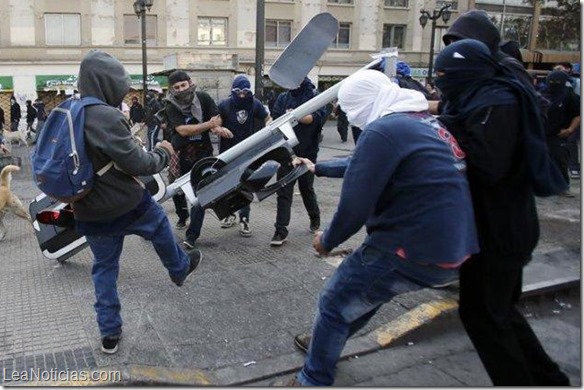 Dos jóvenes mueren por disparos tras una manifestación en Chile