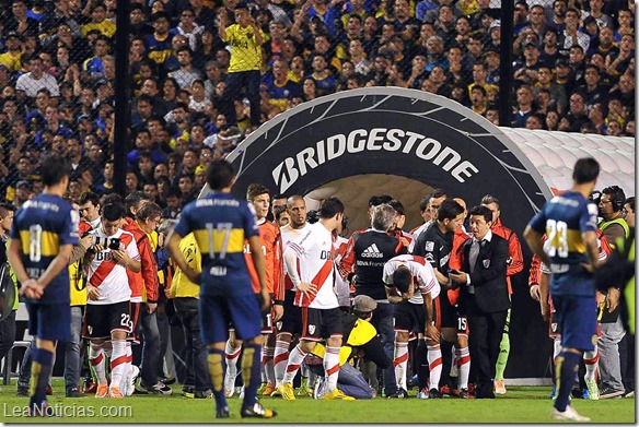 buenos aires 14mayo2015 
Varios jugadores de River Plate se vieron afectados por las emanaciones de gas pimienta que lanzaron desde la platea de Boca a la manga por donde salían a jugar el segundo tiempo
foto carreira/telam/dsl