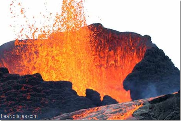 Entra en erupción volcán de la isla francesa de La Reunión