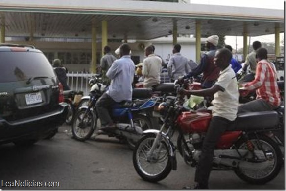Escasez de gasolina y electricidad amenaza con paralizar Nigeria