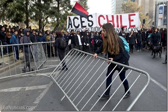 Estudiantes chilenos se toman las calles y se enfrentan con la policía