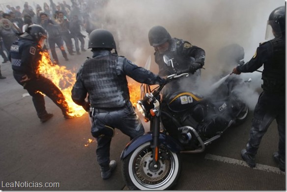 Manifestantes prenden fuego a oficiales de la policía en México