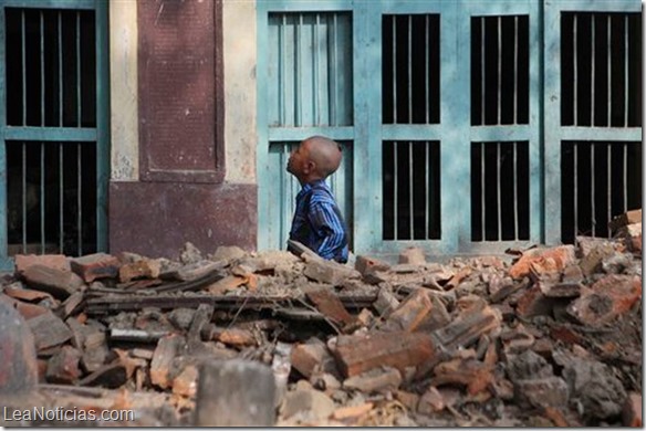 Mil ingenieros revisan casas dañadas por el sismo en Nepal