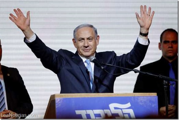 Israeli Prime Minister Benjamin Netanyahu waves to supporters at the party headquarters in Tel Aviv March 18, 2015. Netanyahu claimed victory in Israel's election after exit polls showed he had erased his center-left rivals' lead with a hard rightward shift in which he abandoned a commitment to negotiate a Palestinian state. REUTERS/Amir Cohen (ISRAEL - Tags: POLITICS ELECTIONS) ISRAEL-ELECTION/