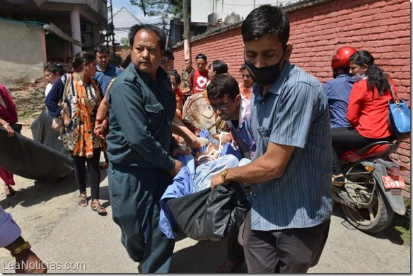 Otro terremoto en Nepal de magnitud 7,3 sacude y causa 29 muertos