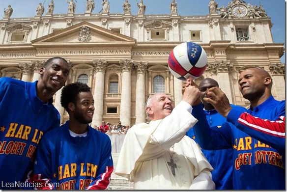 Papa Francisco se divierte con balón de los Harlem Globetrotters