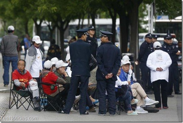 Protestan en Pekín los familiares de pasajeros de avión de Malaysia Airlines