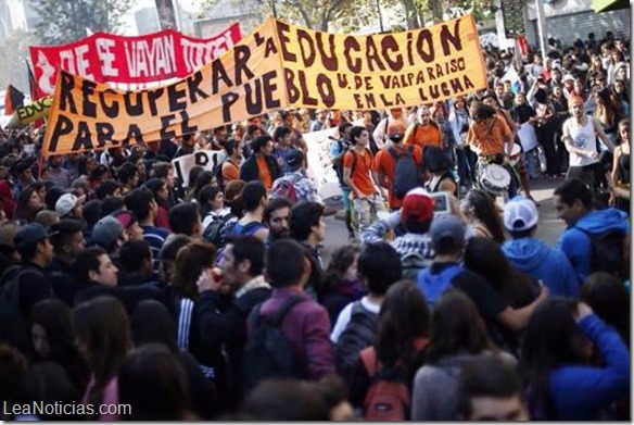 Pueblo chileno sale a las calles para manifestar su pesar por muerte de universitarios