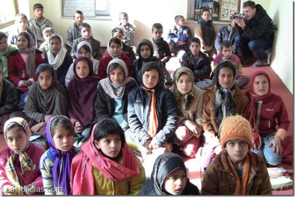 Talibanes rocían gas a niñas en escuela de Afganistán