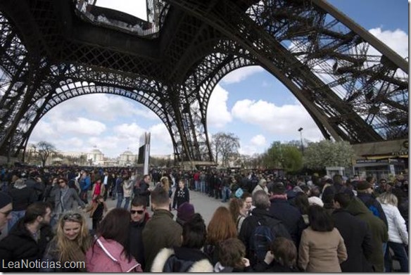Torre Eiffel reabre sus instalaciones tras siete horas de protesta
