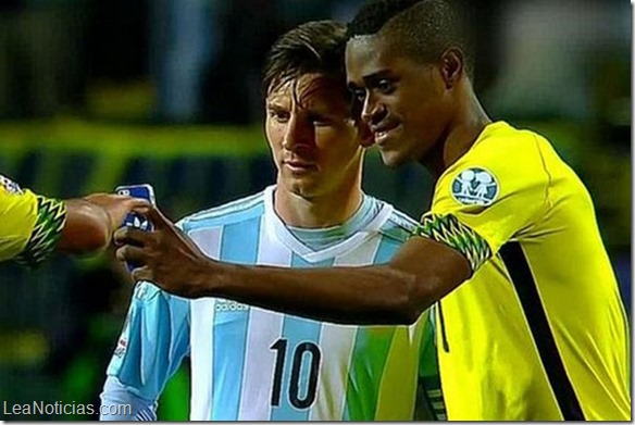 Cuál es la historia detrás del selfie que se tomó un jugador de Jamaica con Lionel Messi Cuál es la historia detrás del selfie que se tomó un jugador de Jamaica con Lionel Messi