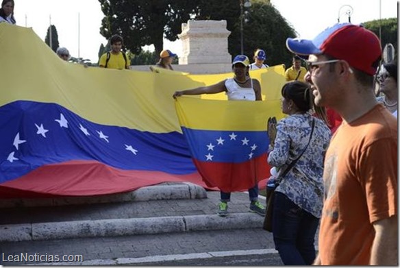 Decenas de personas se manifiestan contra Nicolás Maduro en Roma