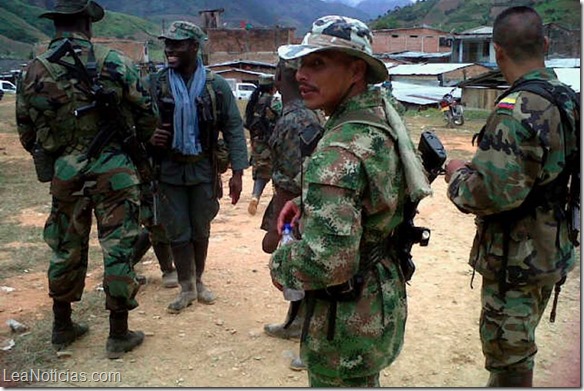 FARC obligan a derramar 200 mil galones de crudo al sur de Colombia