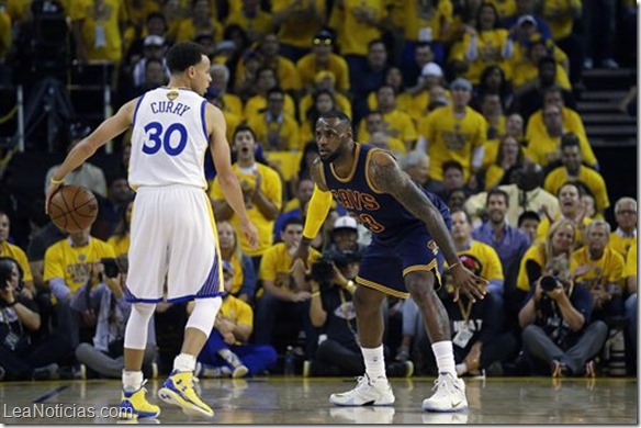 Golden State Warriors  se lleva el primer juego en tiempo extra