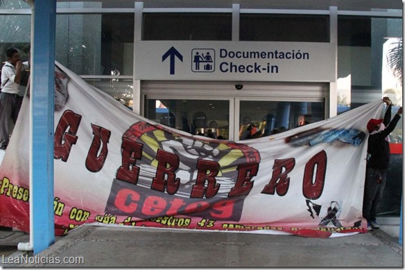 Maestros mexicanos bloquean el aeropuerto de Oaxaca como medio de protesta