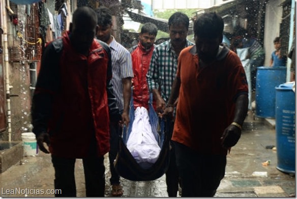 Más de 100 muertos en India por beber alcohol adulterado