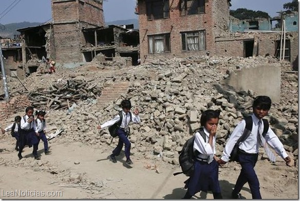 Niños de Nepal regresan al colegio después del terremoto