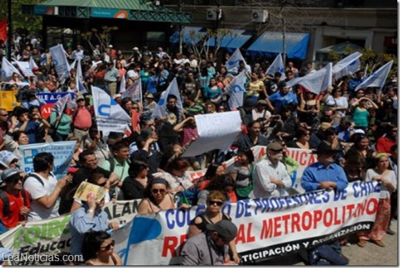 Profesores chilenos continúan paro indefinido