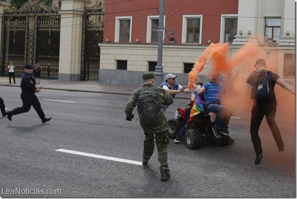 Radicales atacan a defensores de los derechos gays en Moscú