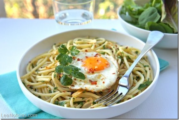 Receta fácil tallarines con huevo frito para una cena rápida