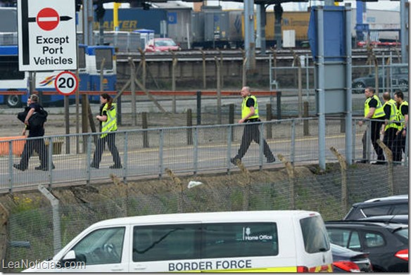 Rescatan a 68 inmigrantes ilegales ocultos en camiones en Reino Unido
