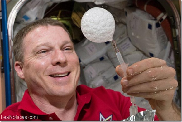 Así se toma un astronauta una pastilla efervescente