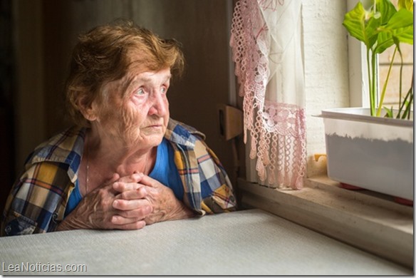 Cómo la soledad afecta la salud de los adultos mayores