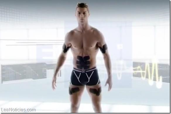 Cristiano Ronaldo se desnuda para promocionar un aparato de musculación
