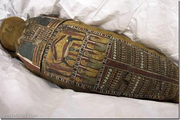 Descubren fosas con momias de niños de hace 5.000 años