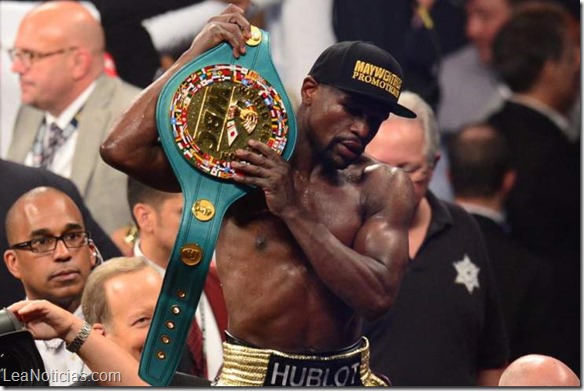 Despojan a Mayweather del título que le ganó a Pacquiao