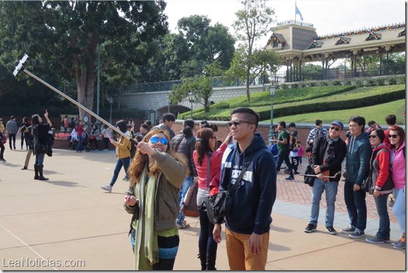 Disney prohíbe los palos de selfies en sus parques