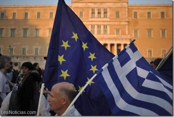 Grecia se queda en la zona euro al lograr acuerdo para el rescate