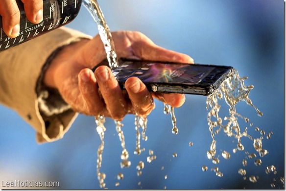 Inventan un líquido que revive los móviles mojados