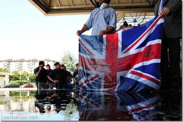 Policía británica no podrá usar cañones de agua frente a disturbios